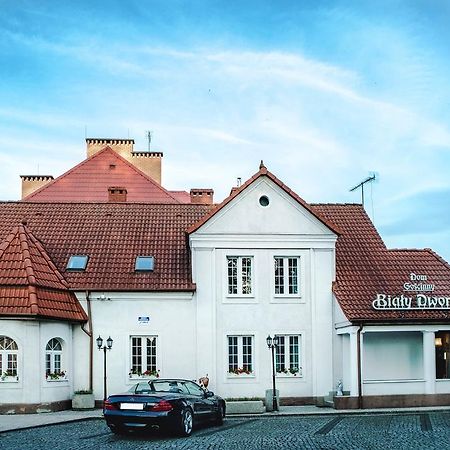 Dom Goscinny Bialy Dworek Człuchów Kültér fotó