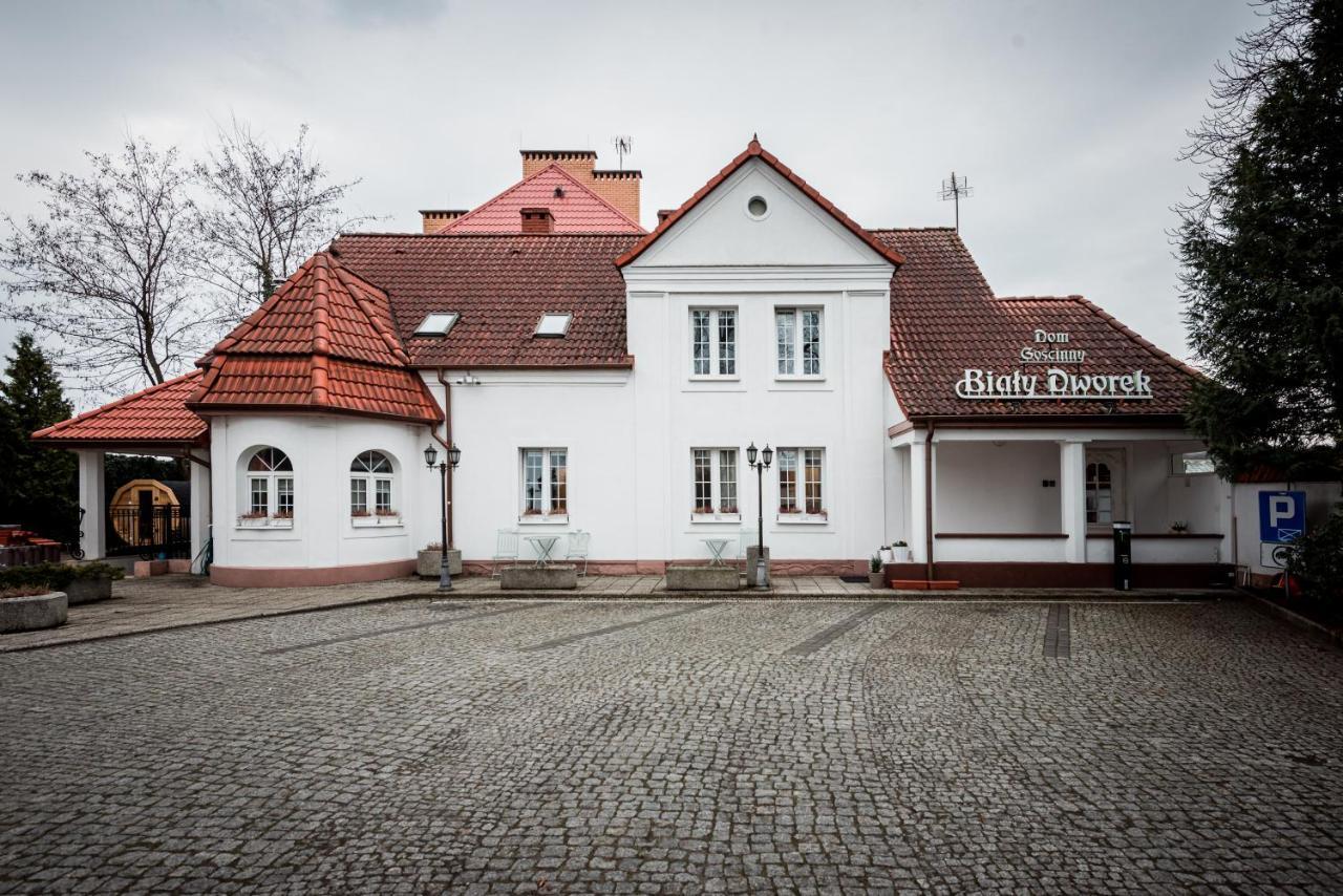 Dom Goscinny Bialy Dworek Człuchów Kültér fotó