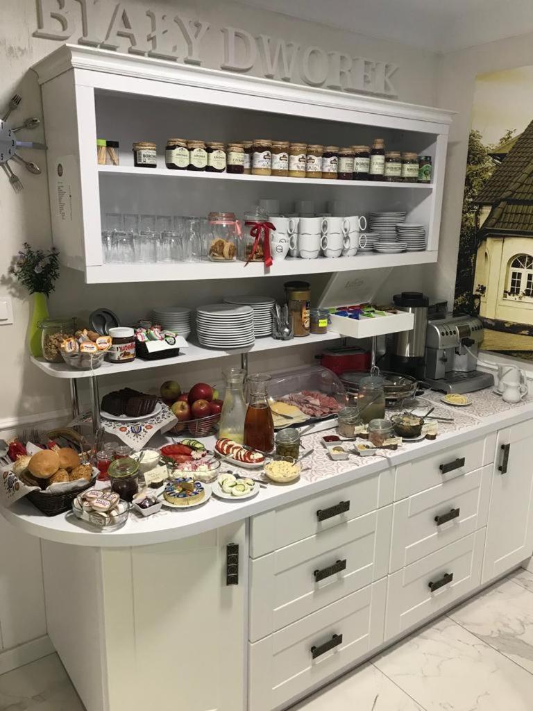 Dom Goscinny Bialy Dworek Człuchów Kültér fotó